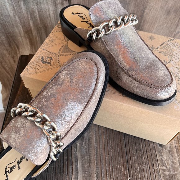 Free People Shoes - NEW Free People Vida Metallic Silver distressed Leather Mules with Chain Sz 9.5